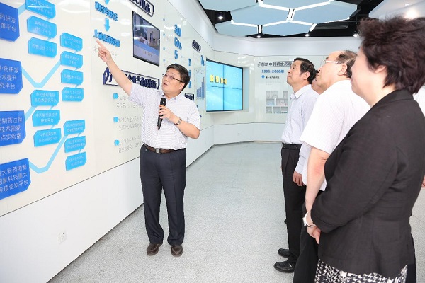 省人大常委会副主任史清静一行莅临JDB电子平台药业考察调研