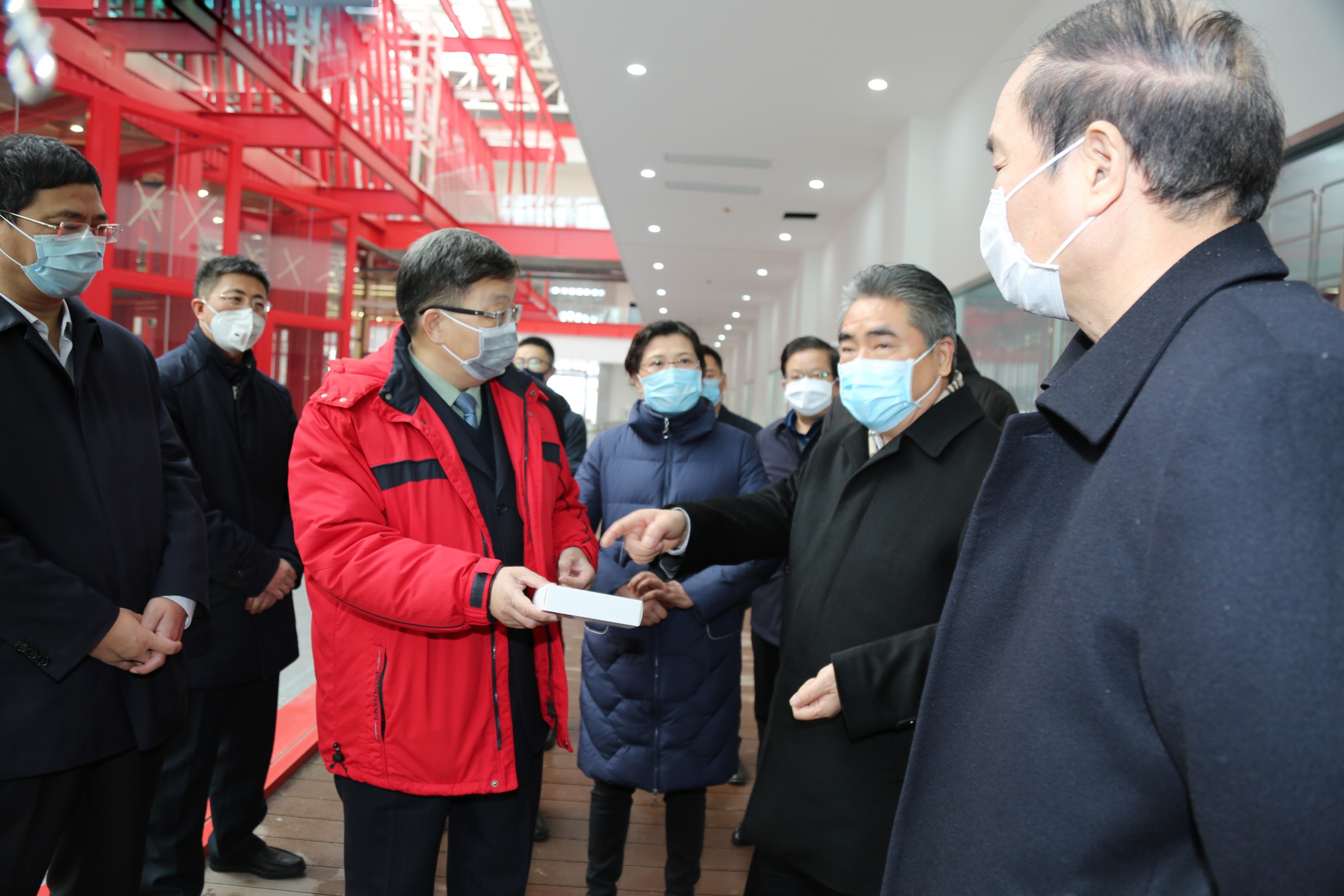 市委书记项雪龙一行莅临JDB电子平台药业 眷注指导新冠肺炎防控药物生产事情